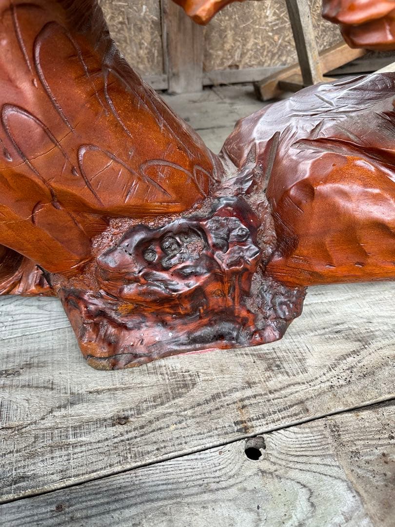 一刀彫り　鷹　置物 　一刀彫　光沢とデザインが綺麗な迫力がある逸品です。