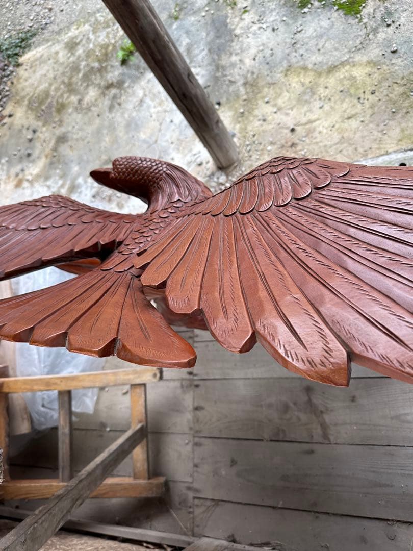 一刀彫り　鷹　置物 　一刀彫　光沢とデザインが綺麗な迫力がある逸品です。