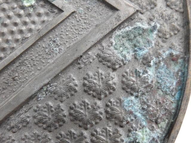 銅鏡　丸に花角　M687