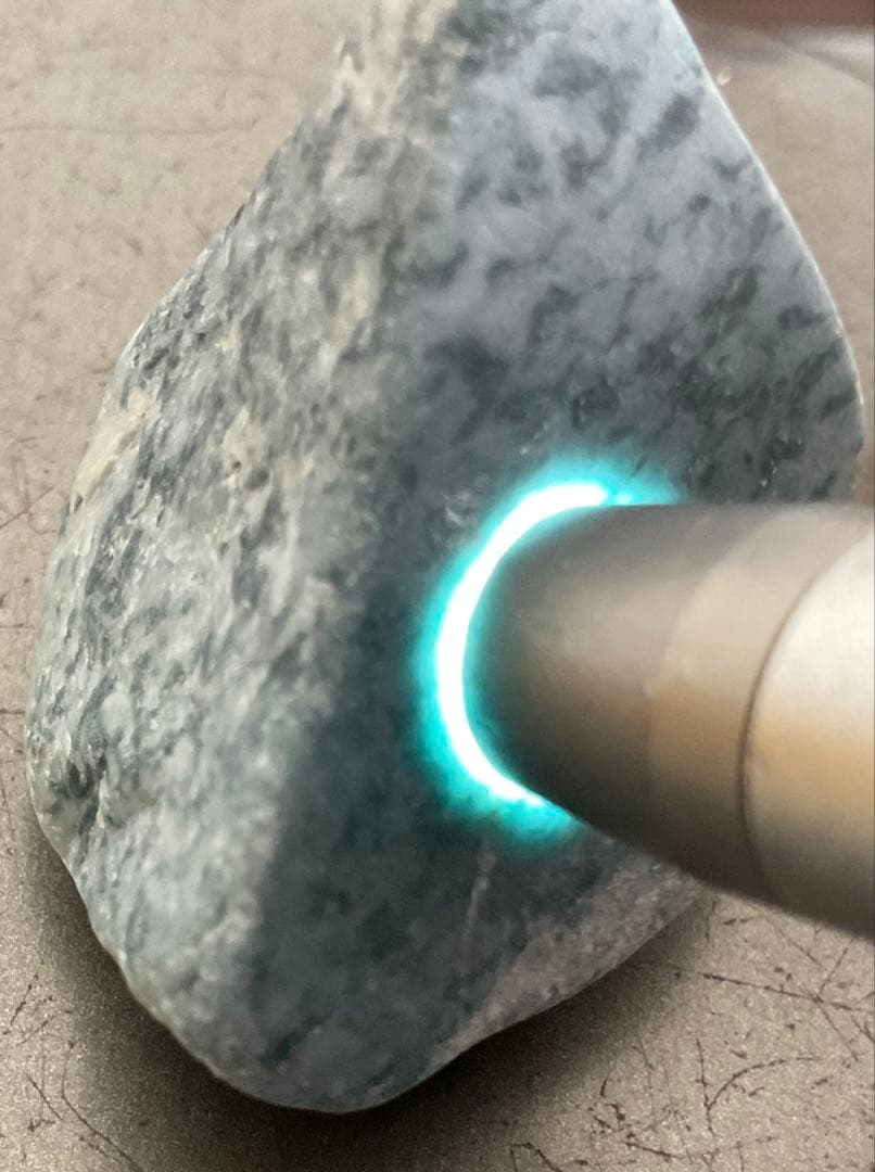 ［不思議な色］　表面にコバルト色の透過　糸魚川翡翠32g ヒスイ　ひすい