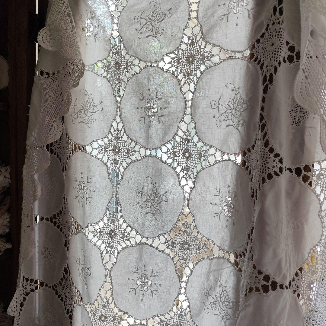 手刺繍入り円形パネル　手編みレース繋ぎ　ホワイト　フリークロス