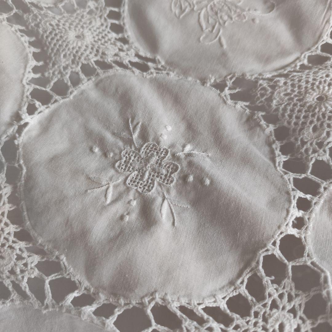 手刺繍入り円形パネル　手編みレース繋ぎ　ホワイト　フリークロス