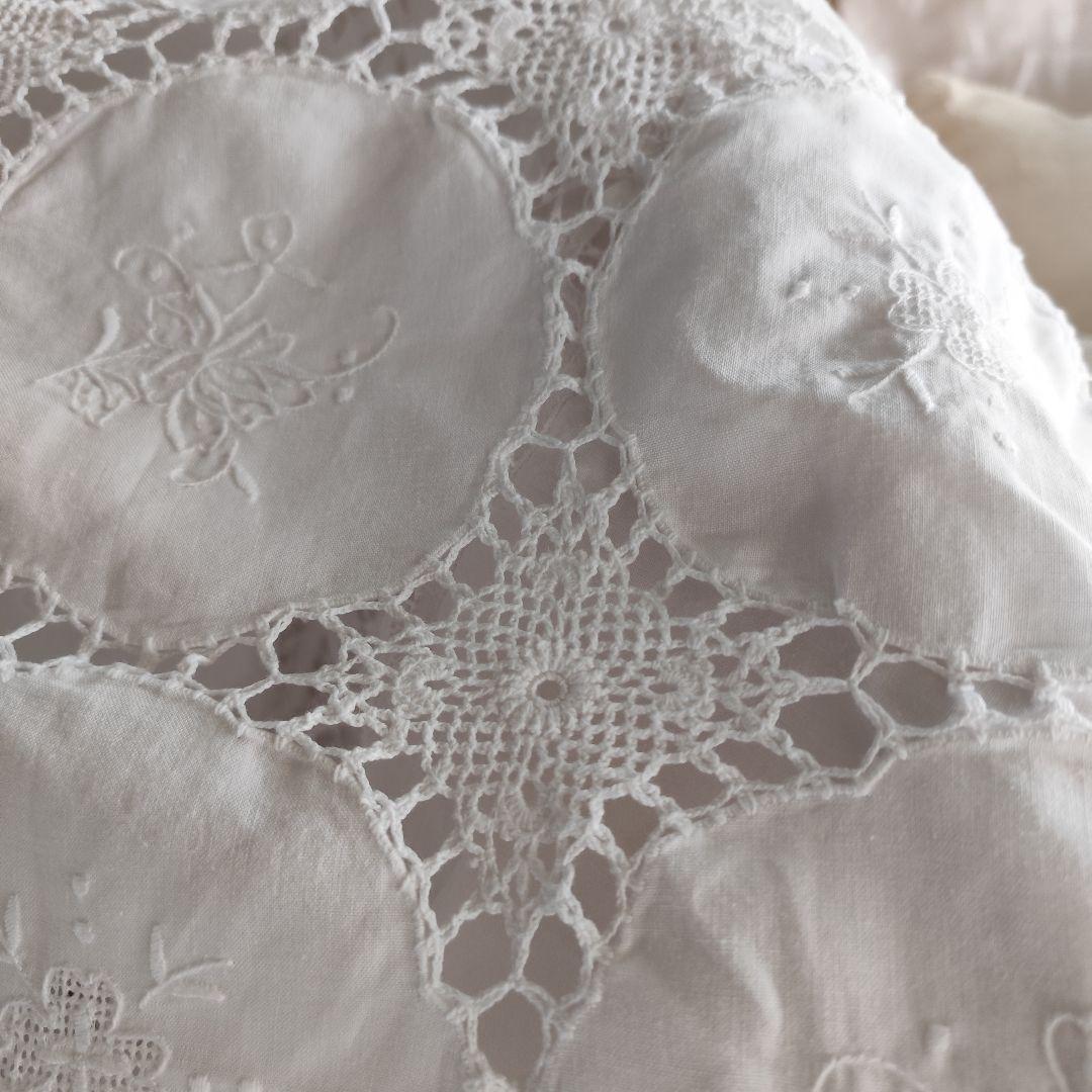 手刺繍入り円形パネル　手編みレース繋ぎ　ホワイト　フリークロス