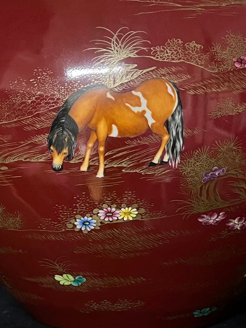 中国 骨董【大清乾龍年製】赤釉金彩草花紋馬図天球瓶