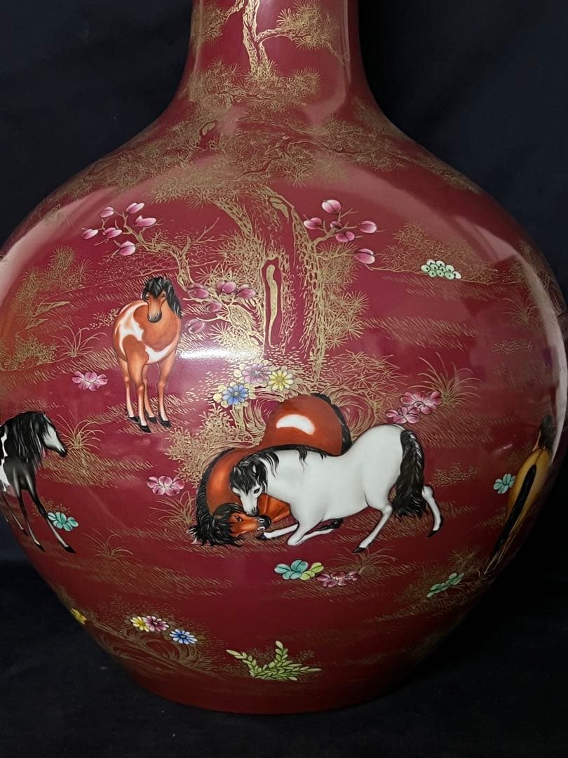 中国 骨董【大清乾龍年製】赤釉金彩草花紋馬図天球瓶