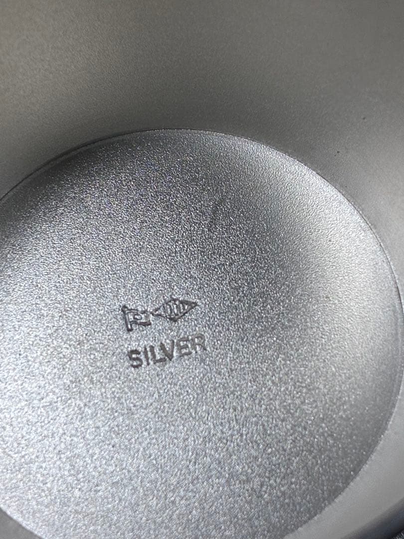 銀色の花模様皿