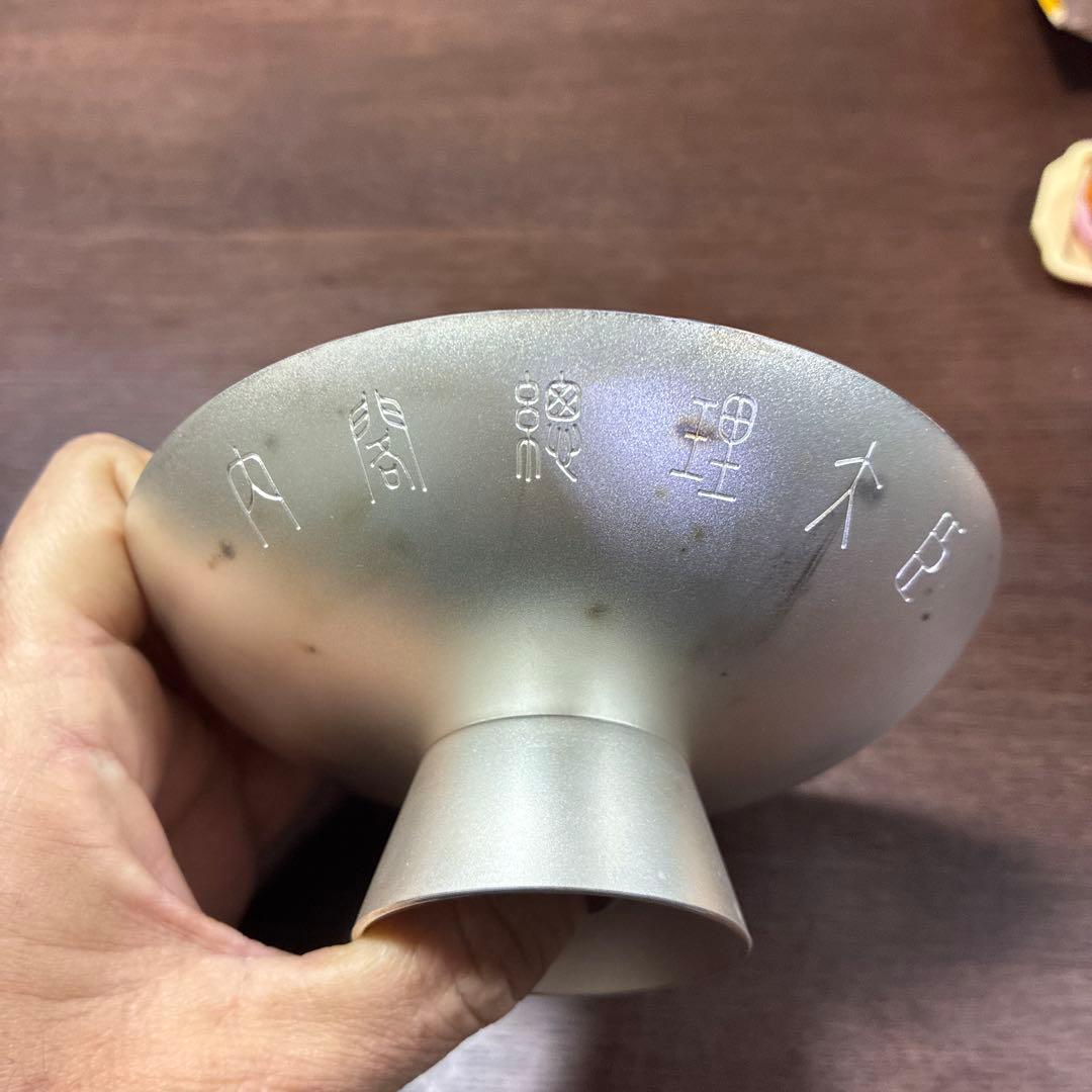 銀色の花模様皿