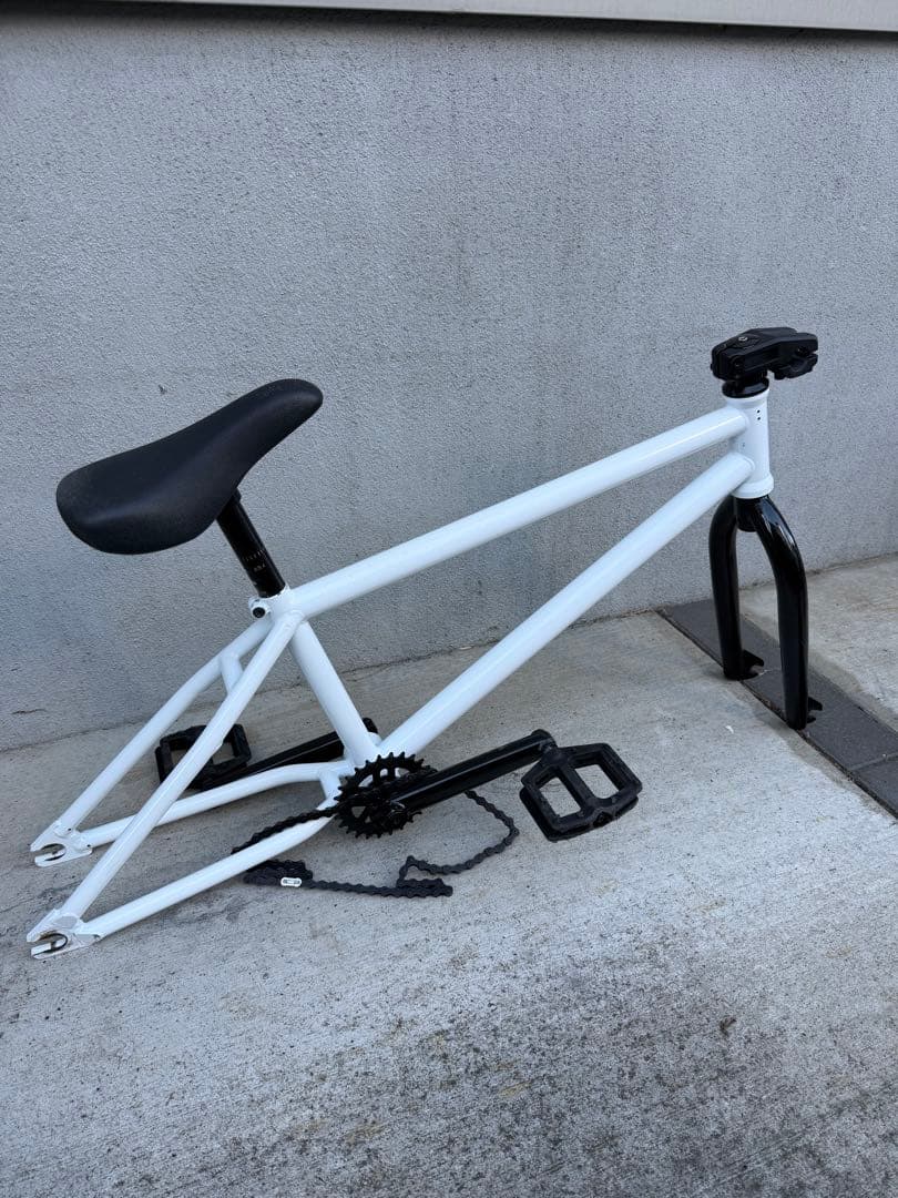 お得！ BMXフレーム　ダーカスワンRaw白フレーム