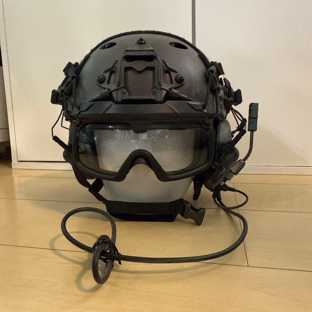 サバゲー ヘルメット ゴーグルと通信機器付き