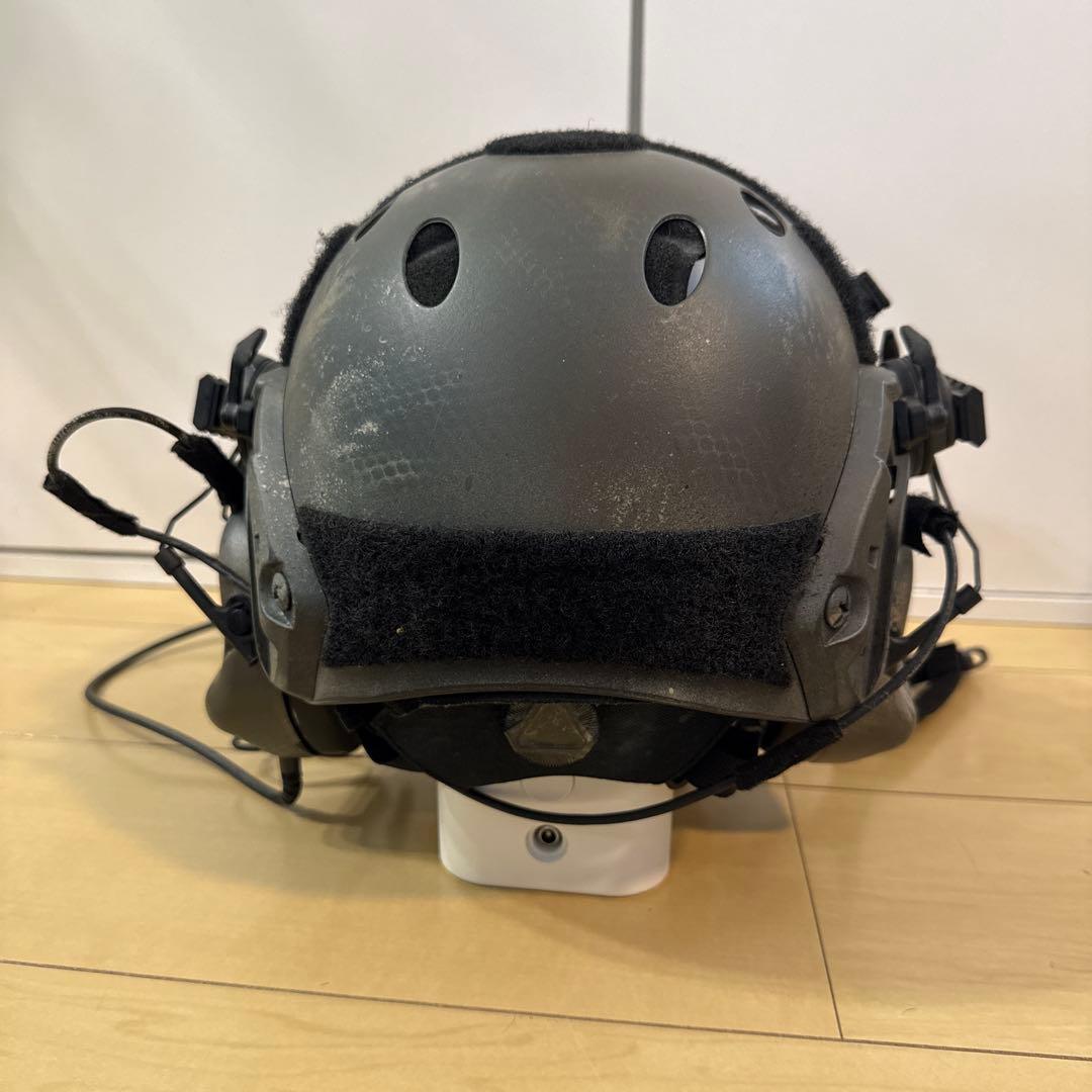 サバゲー ヘルメット ゴーグルと通信機器付き