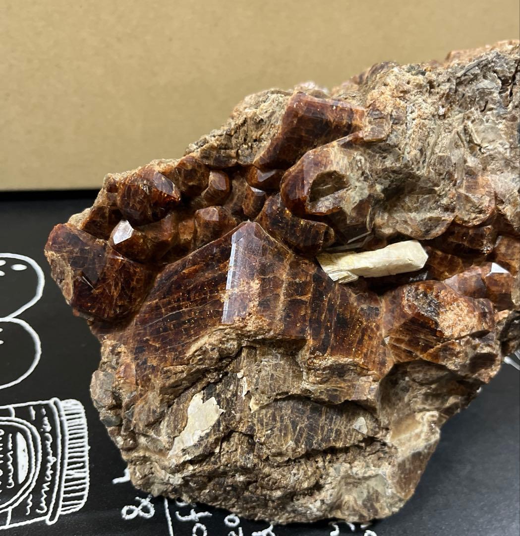 4.2kg ガーネットだと思われる石