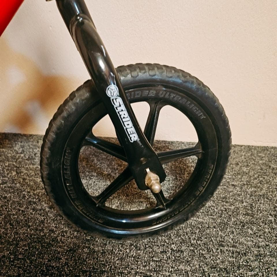 【美品】ストライダー　12　日本正規品　赤　キックバイク