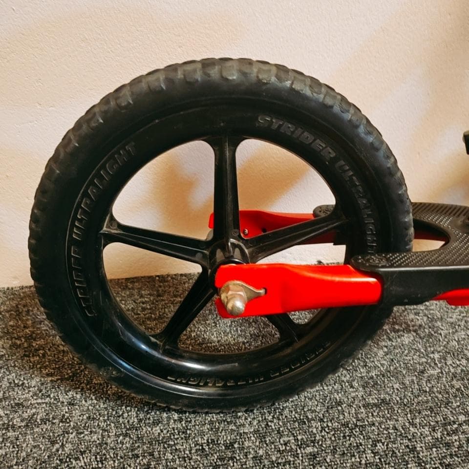 【美品】ストライダー　12　日本正規品　赤　キックバイク