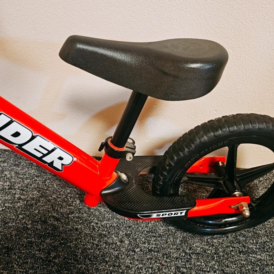 【美品】ストライダー　12　日本正規品　赤　キックバイク