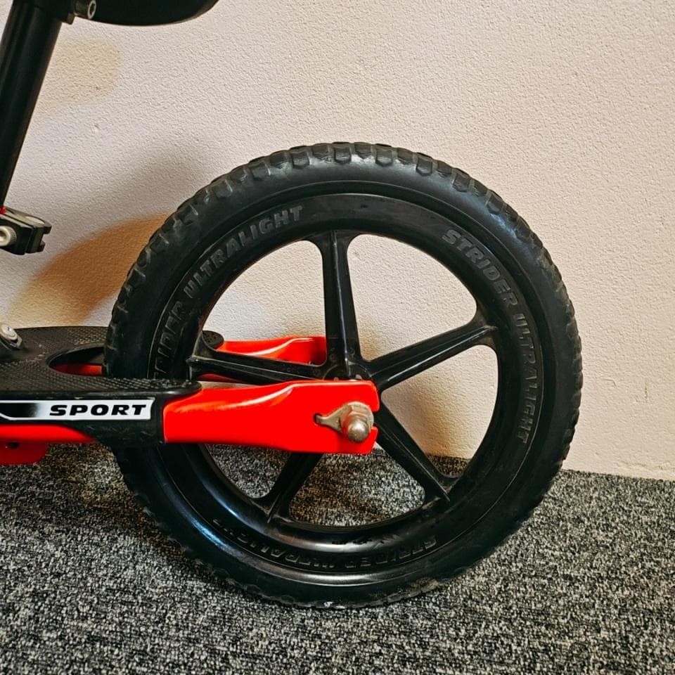 【美品】ストライダー　12　日本正規品　赤　キックバイク