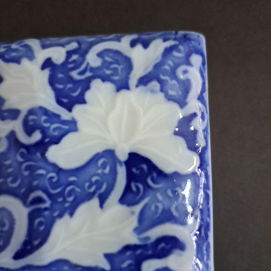 お値下げ中　江戸中　古伊万里　陽刻　白抜菊図　極上　角型香合　よろけ図染付