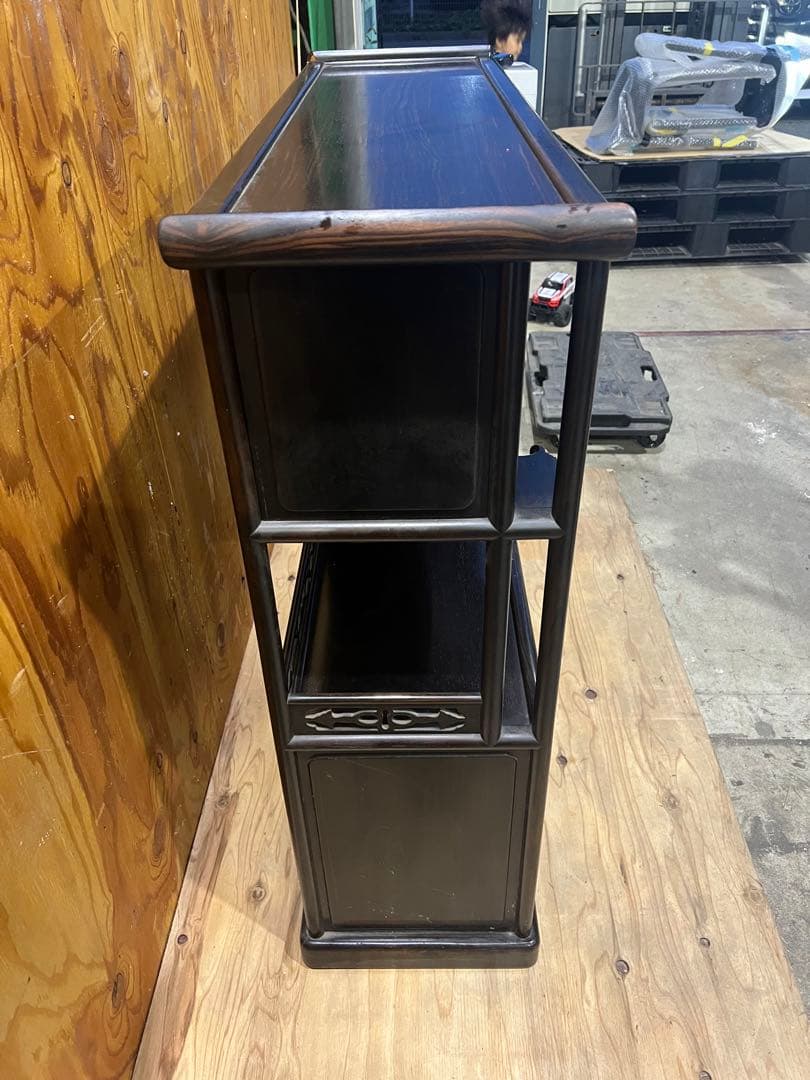 （13）【お引取り大歓迎】唐木家具 紫檀 茶箪笥 飾り棚 中国骨董 唐草透彫り