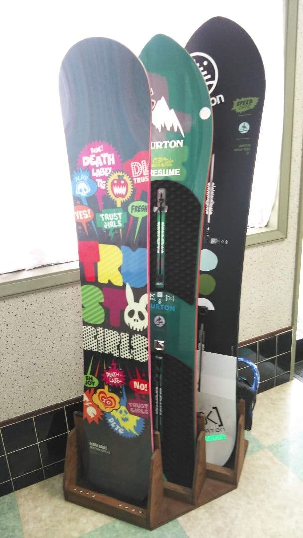 スノーボードスタンドラック　３本用　左側用　カラーウォルナット　　ハンドメイド