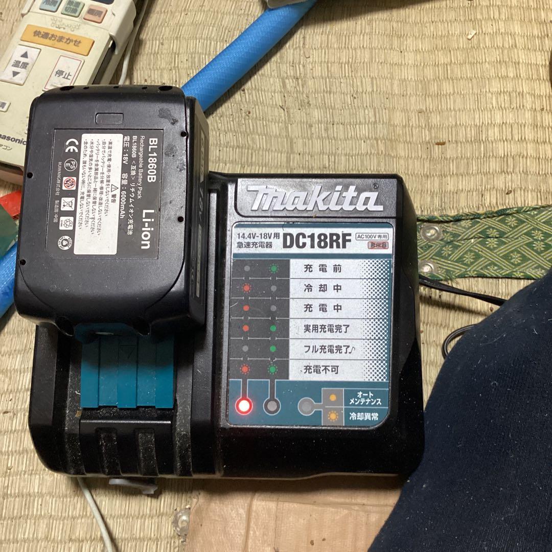 Makita急速充電器とリチウムイオン充電池です