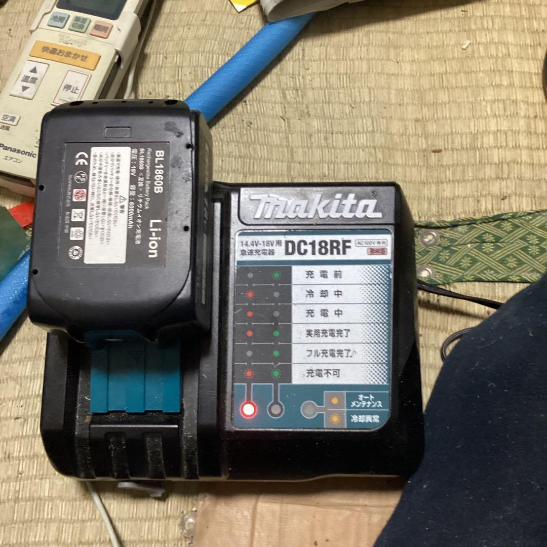 Makita急速充電器とリチウムイオン充電池です