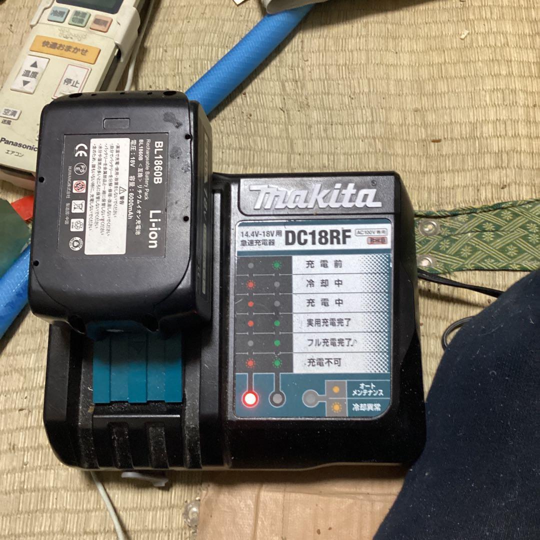 Makita急速充電器とリチウムイオン充電池です