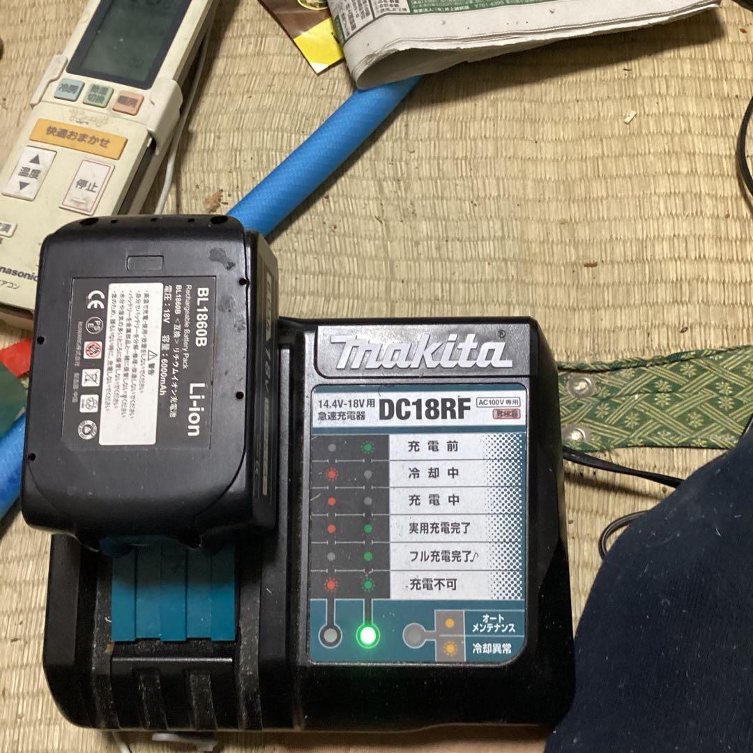 Makita急速充電器とリチウムイオン充電池です