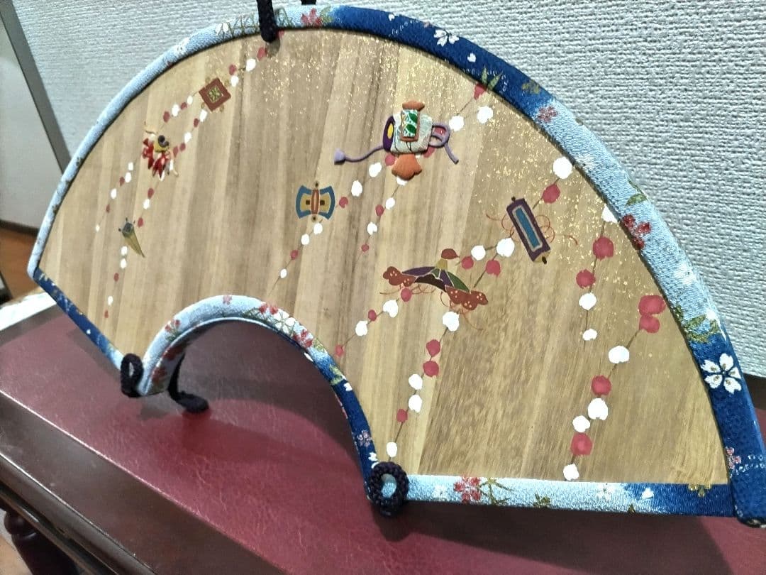 京都老舗店　宮脇賣扇庵　 神代杉扇型フレームちりめん押絵凧揚げ風景のオブジェ
