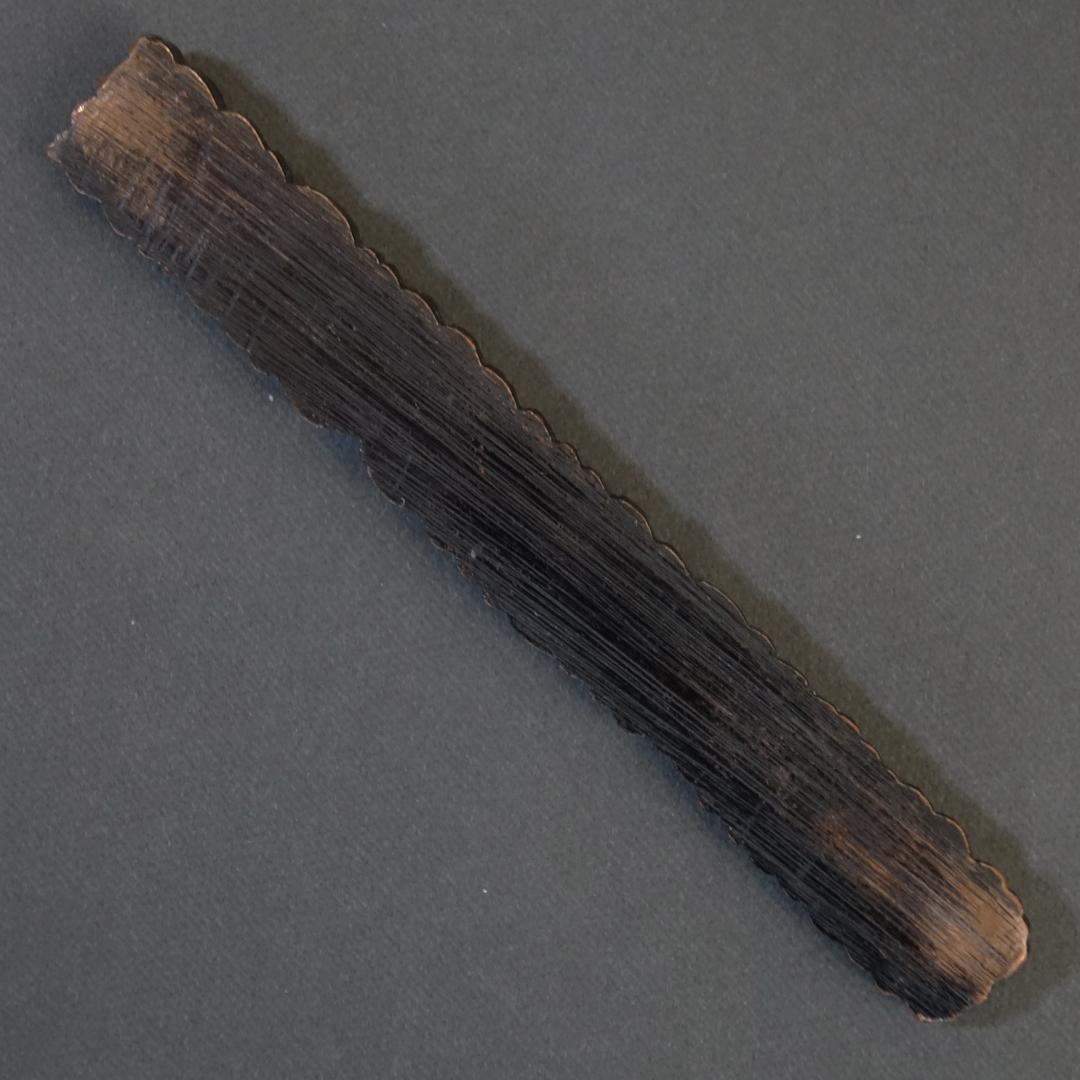 鍔 鐔 小柄 刀装具 日本刀 骨董 江戸時代【銅地 高肉彫 鍍金 菊花尽図小柄】