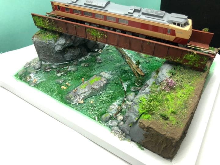 渓流の渓谷と釣り人と泳ぐ子ども達　ジオラマ