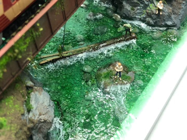 渓流の渓谷と釣り人と泳ぐ子ども達　ジオラマ