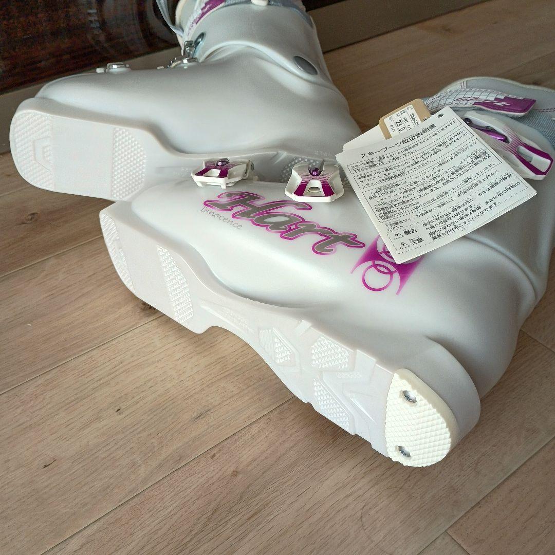 スキー板とスキーブーツ