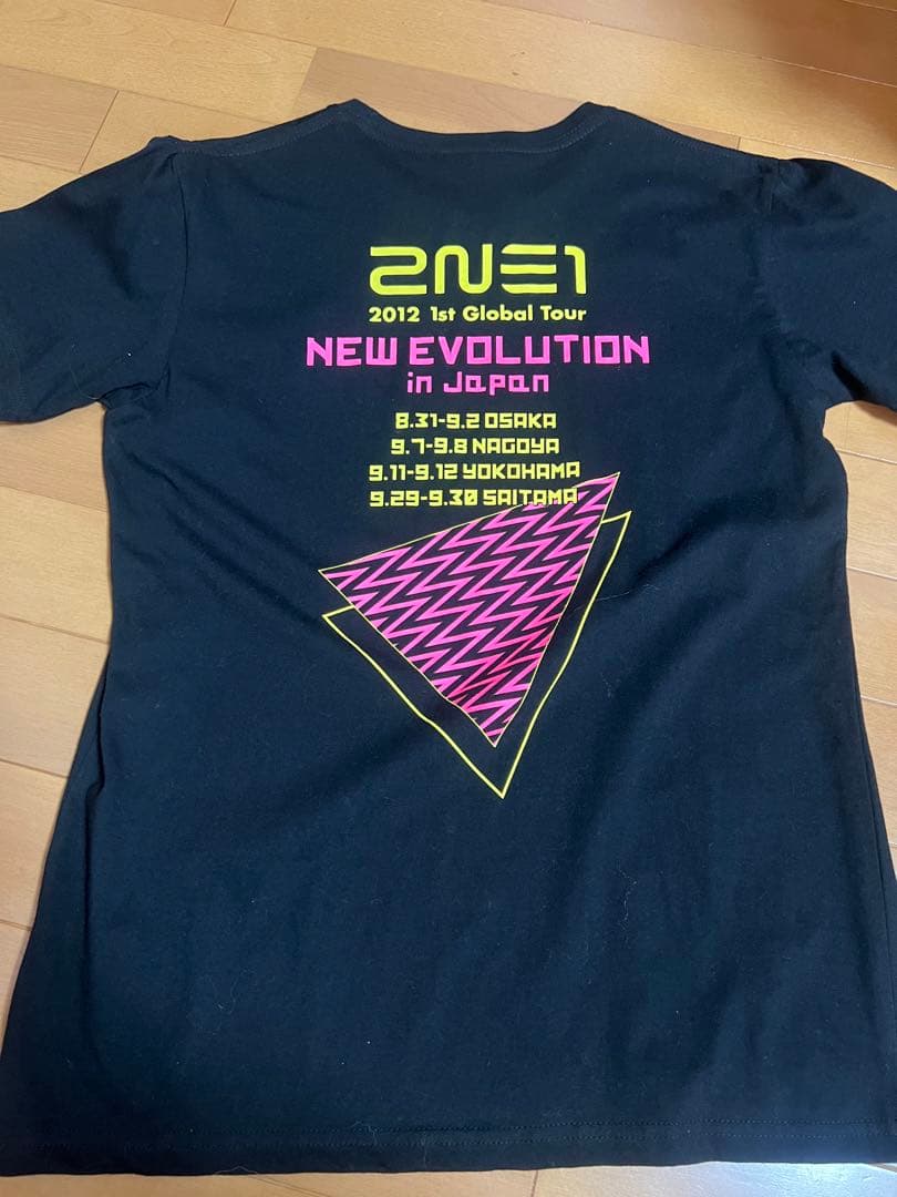 2ne1 サインTシャツ　2012 NEW EVOLUTION IN JAPAN