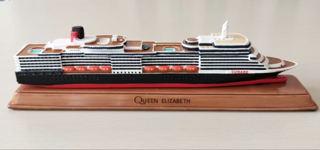 CUNARD　QUEEN ELIZABETH　クイーンエリザベス号模型