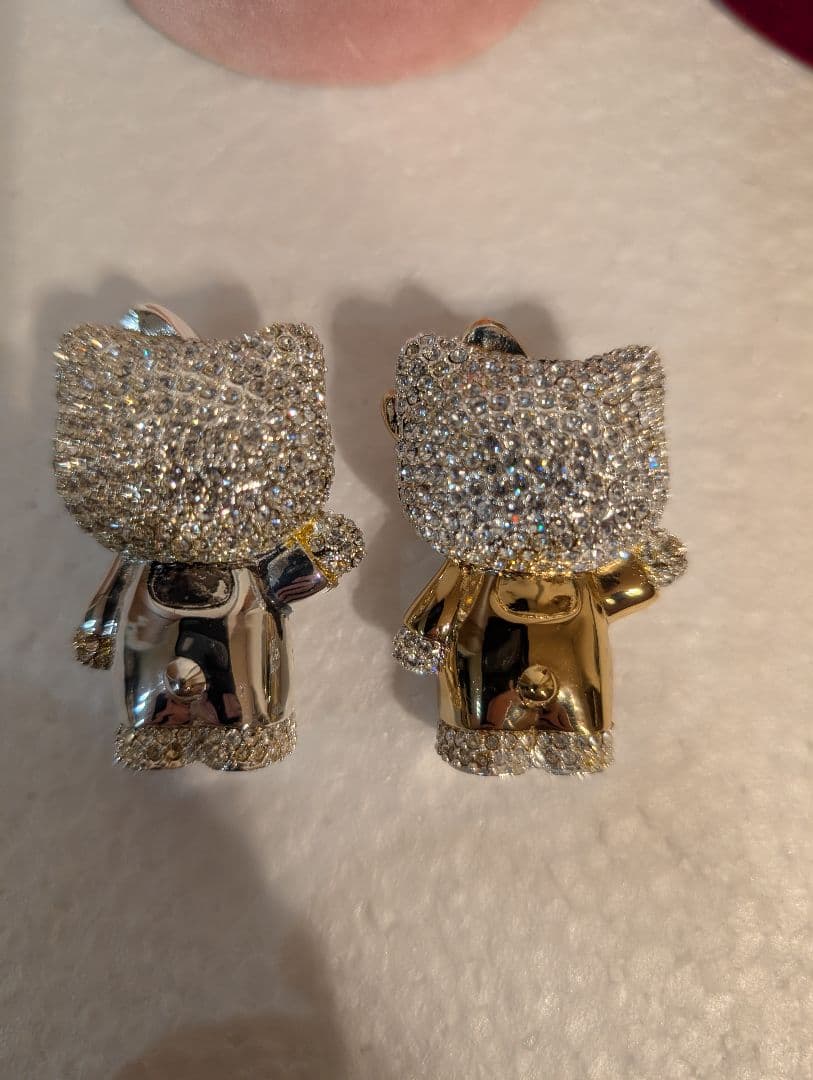 ハローキティ ３０周年記念ラインストーン 2個セット ゴールド シルバー