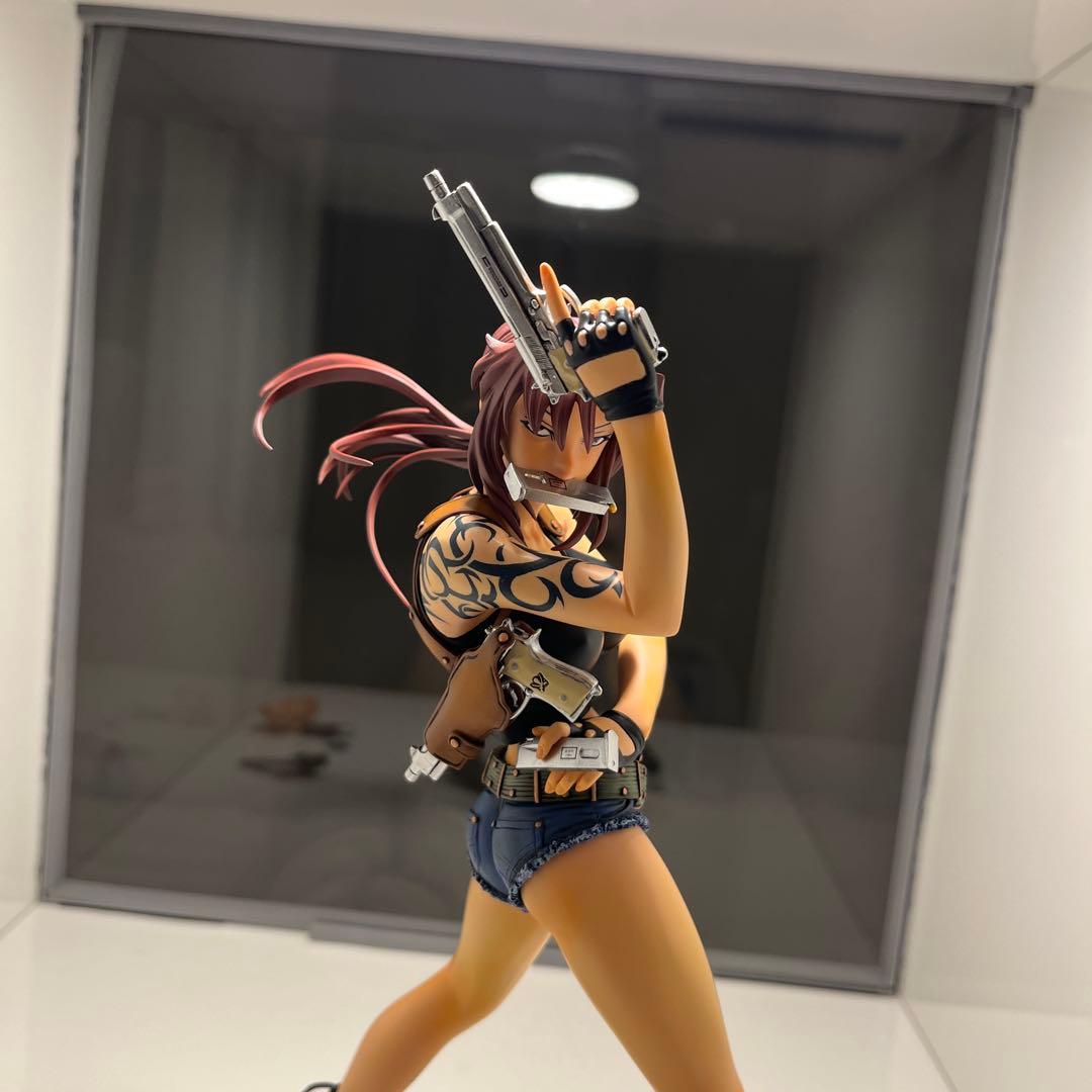 キャラグミン レヴィ ブラックラグーン 塗装完成品 アクリルケース付き