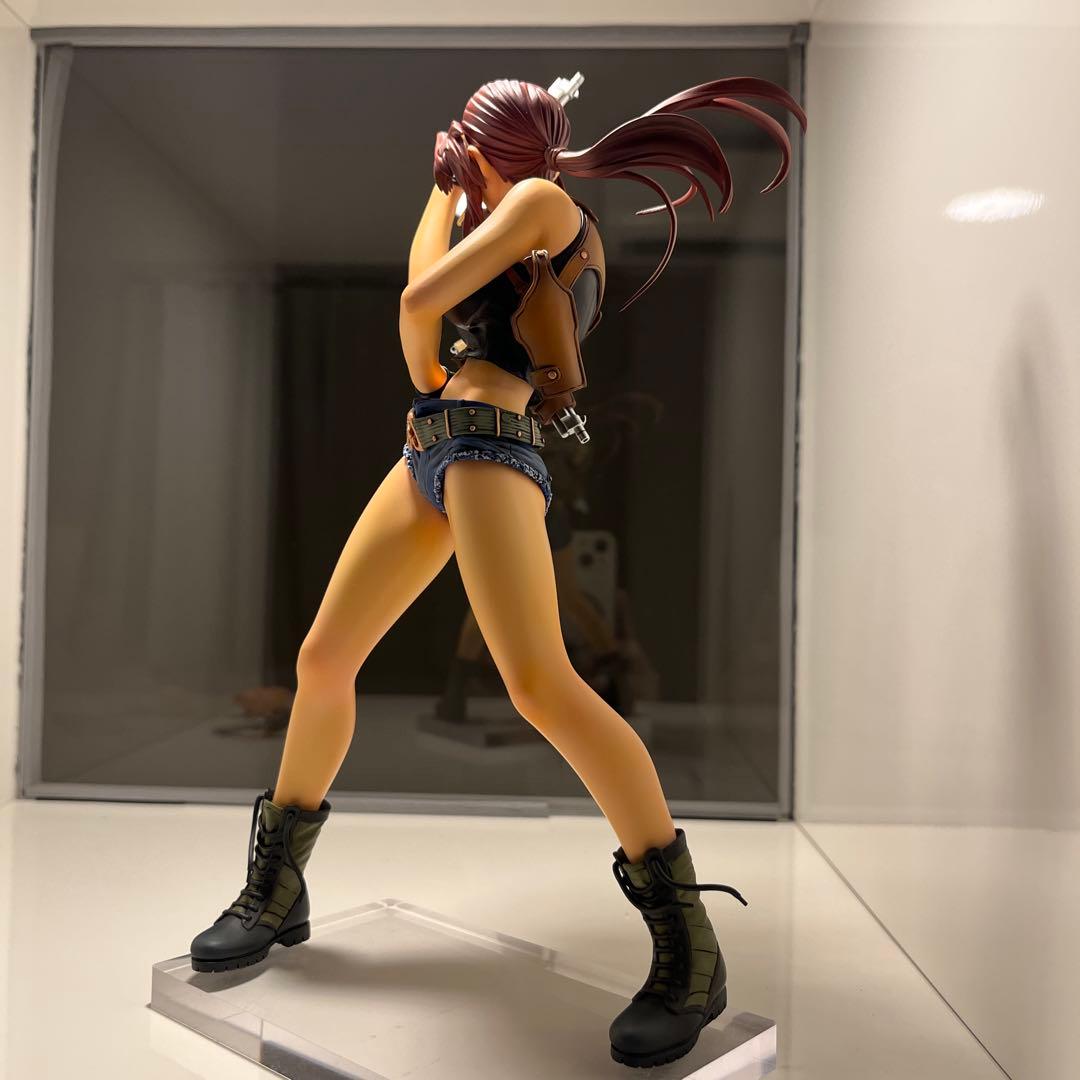 キャラグミン レヴィ ブラックラグーン 塗装完成品 アクリルケース付き