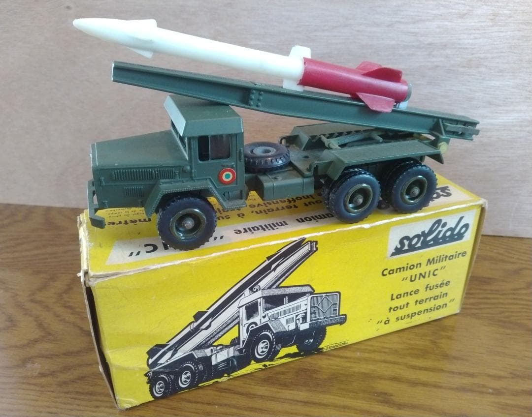 SOLIDOロケットランチャー軍用トラック201