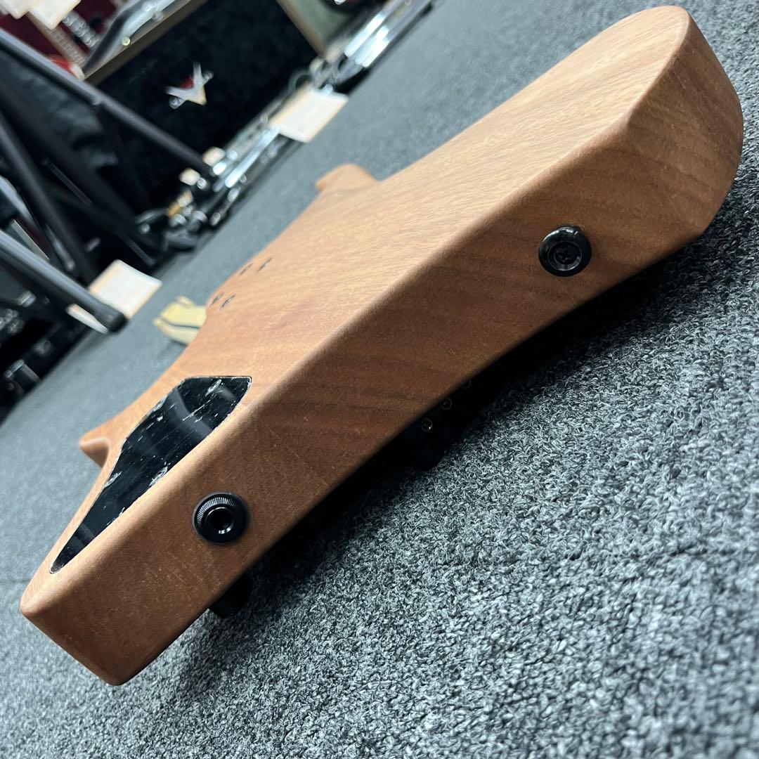 【11132】【新品】 ヘッドレスギター 汎用ケース付 ブラック✕ナチュラル