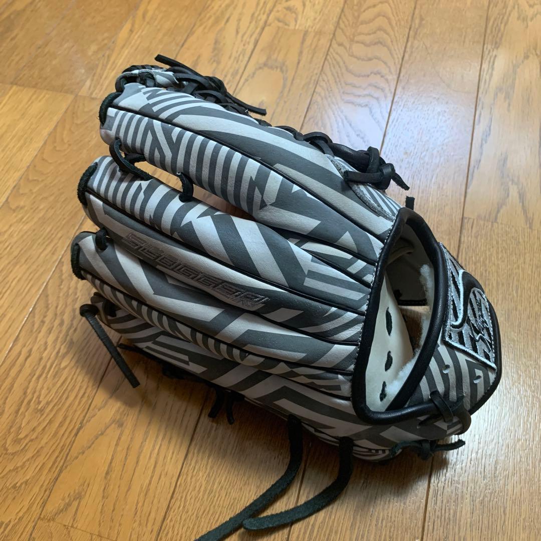 軟式グローブ ブラック/ホワイト ストライプ