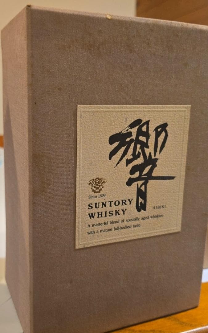 サントリー響ジャパニーズブレンデッドウイスキーのボトル