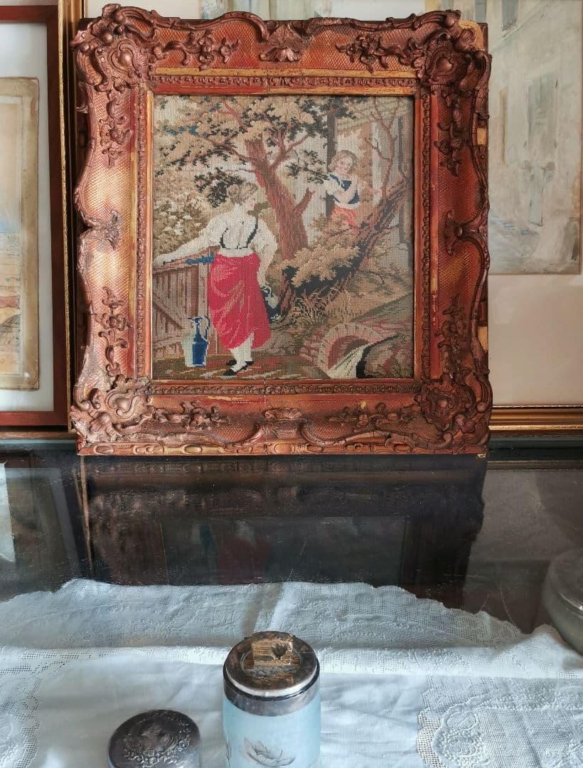 アンティーク 水を汲む女性 ラッパを吹く少年 プチポワン彫刻額装 ガラスフレーム