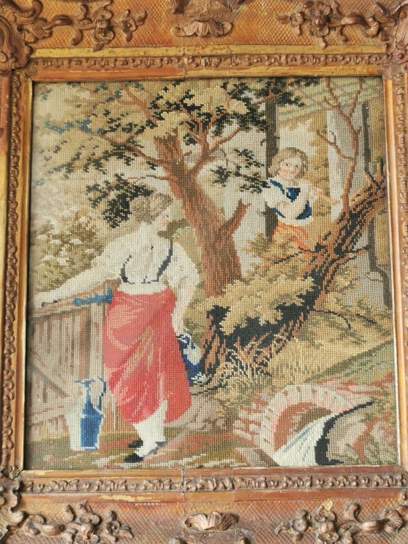 アンティーク 水を汲む女性 ラッパを吹く少年 プチポワン彫刻額装 ガラスフレーム