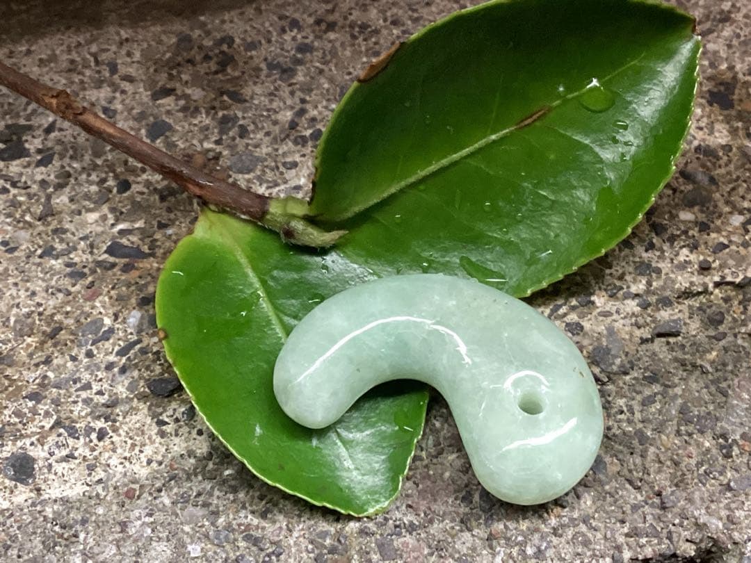 ✳摩訶不思議なパワー　糸魚川翡翠勾玉*本物硬玉　守護石をお身近に　鑑別書付本物を