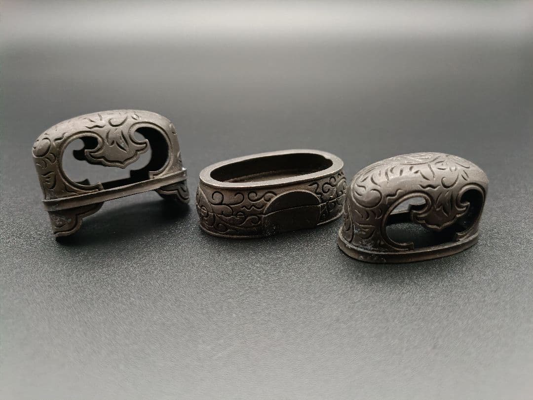 日本刀装具　合口拵え　唐草の図　縁頭　鯉口鐺　銅地　黒色　金工　金具　日本刀拵