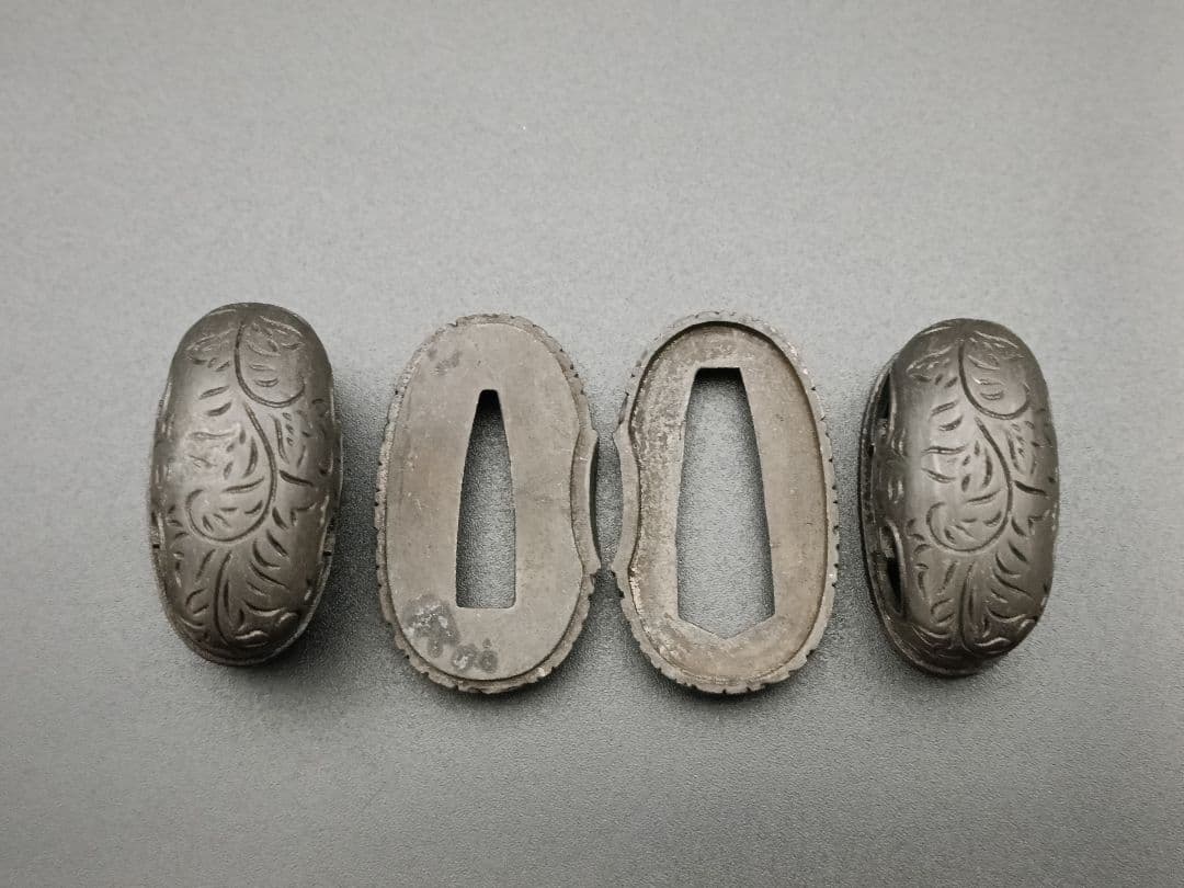 日本刀装具　合口拵え　唐草の図　縁頭　鯉口鐺　銅地　黒色　金工　金具　日本刀拵