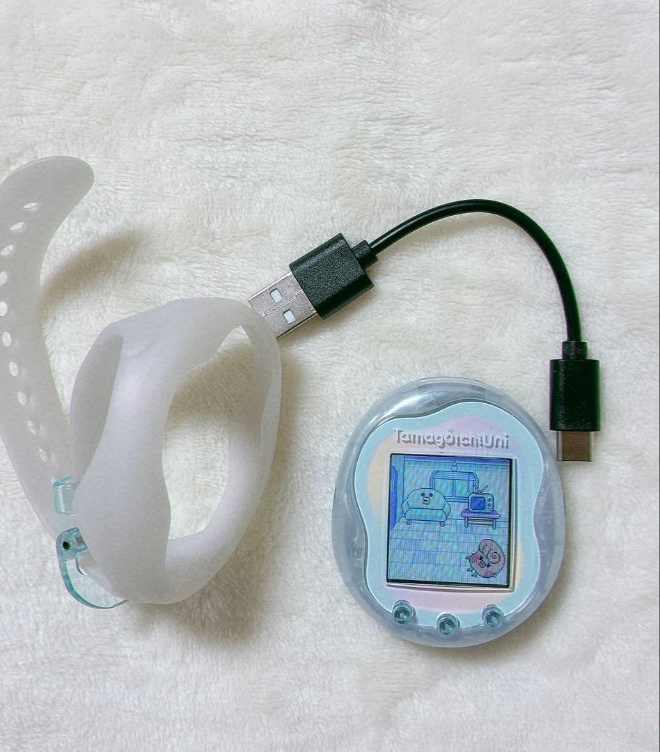 Tamagotchi Uni Prism White ケース・ストラップ付き