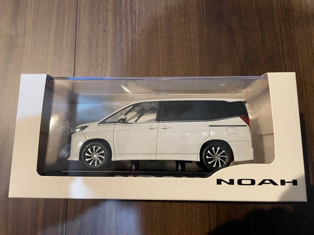 【ディーラー非売品】トヨタ ノア 90系 カラーサンプル ミニカー ホワイト 白