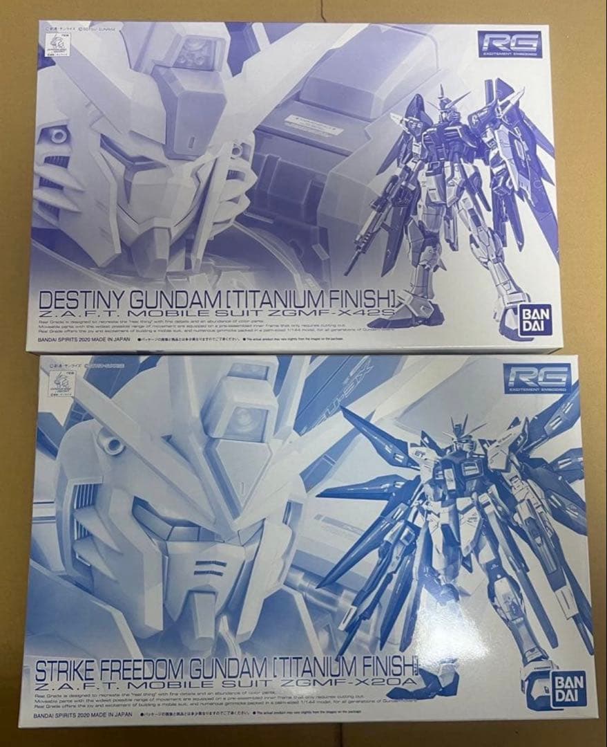 RGデスティニーガンダム RGストライクフリーダム　チタニウムフィニッシュ
