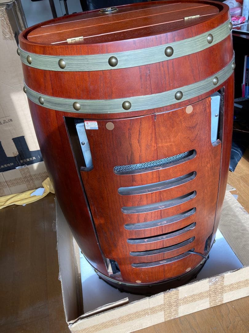 アンティークな樽型デザインのワインクーラーです。