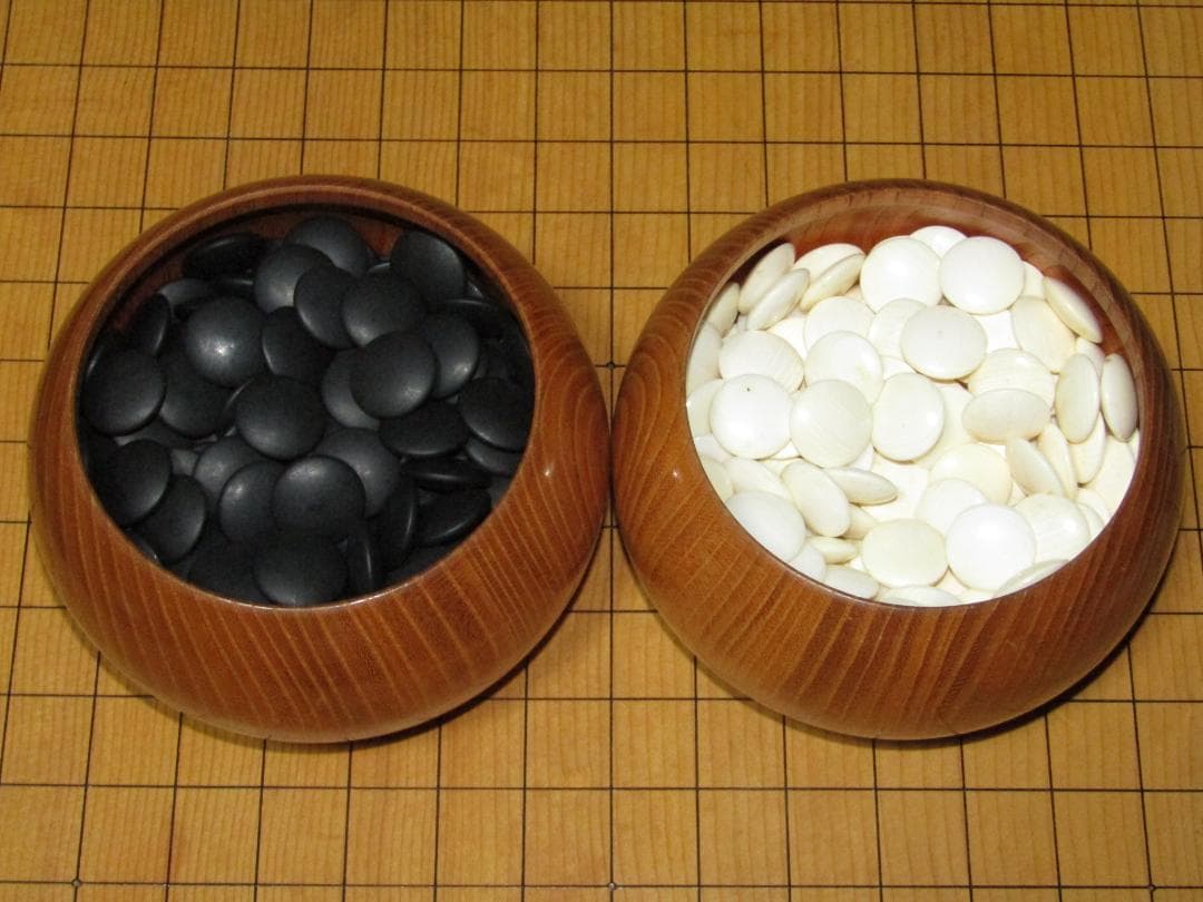 【古い新榧製　碁盤・碁笥・蛤・那智黒　白石・１５０個　黒石・１８０個】囲碁